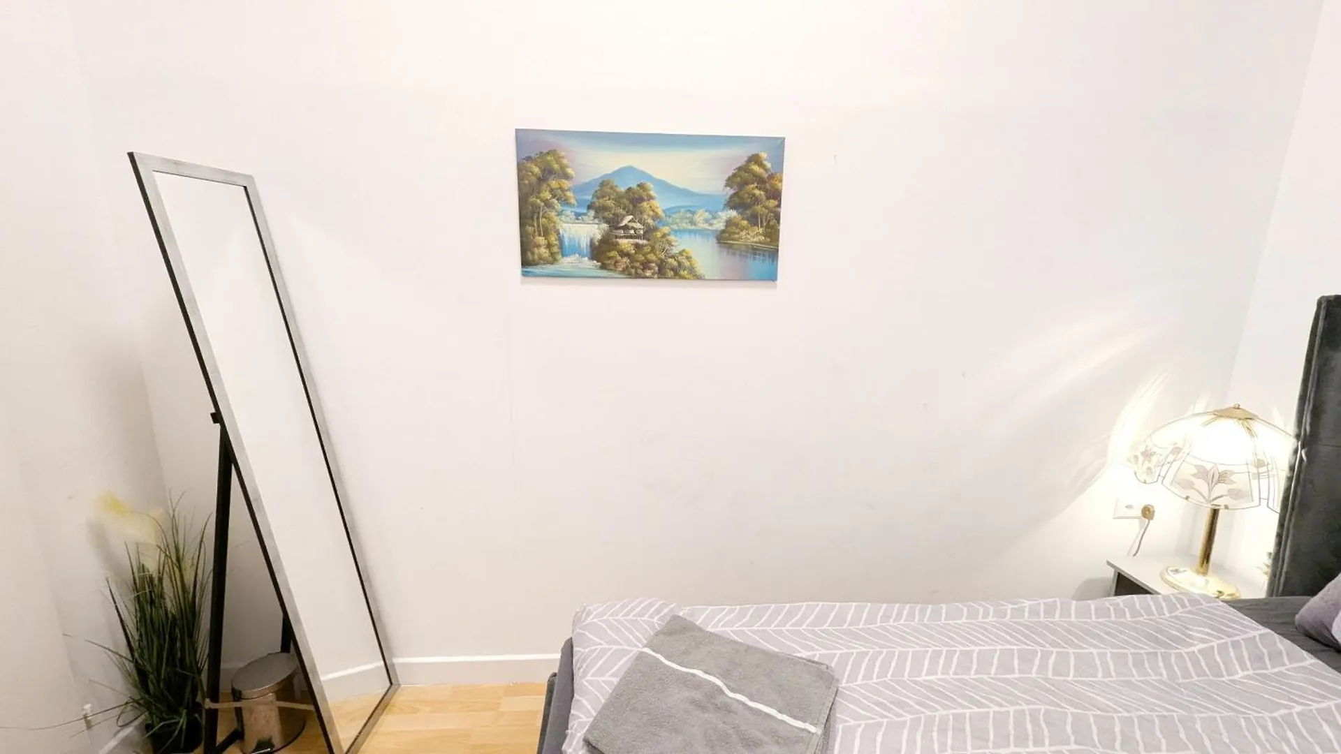 Comfortable Rooms In Lugner City Area He Viyana Pansiyon
